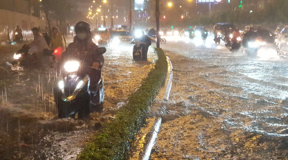 TPHCM: Người, xe bơi trên nhiều tuyến phố ngập nặng trong mưa lớn - 1 TPHCM: Người, xe bơi trên nhiều tuyến phố ngập nặng trong mưa lớn - 1
