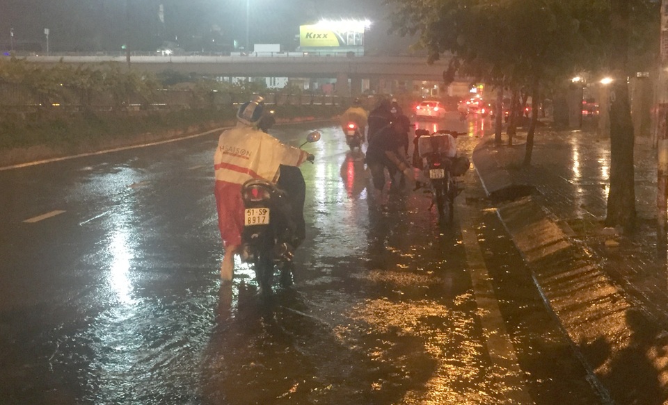 TPHCM: Người, xe bơi trên nhiều tuyến phố ngập nặng trong mưa lớn - 5 TPHCM: Người, xe bơi trên nhiều tuyến phố ngập nặng trong mưa lớn - 5