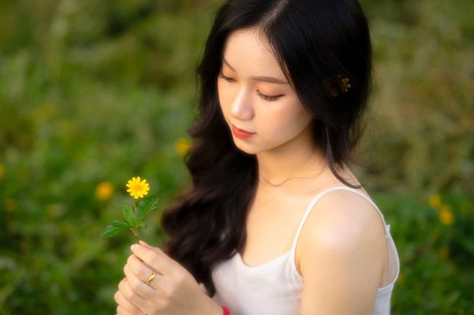 Lớp phó học tập diện áo dài trắng xinh nổi bật trong lễ chào cờ - 5 Lớp phó học tập diện áo dài trắng xinh nổi bật trong lễ chào cờ - 5