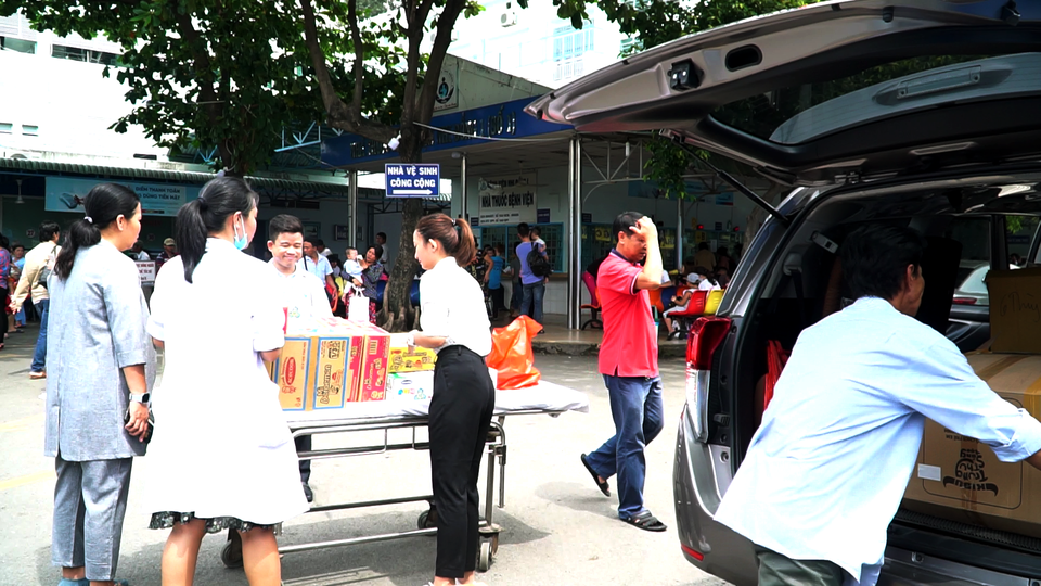 Mang Trung thu đến những trẻ em bị nhiễm HIV.png