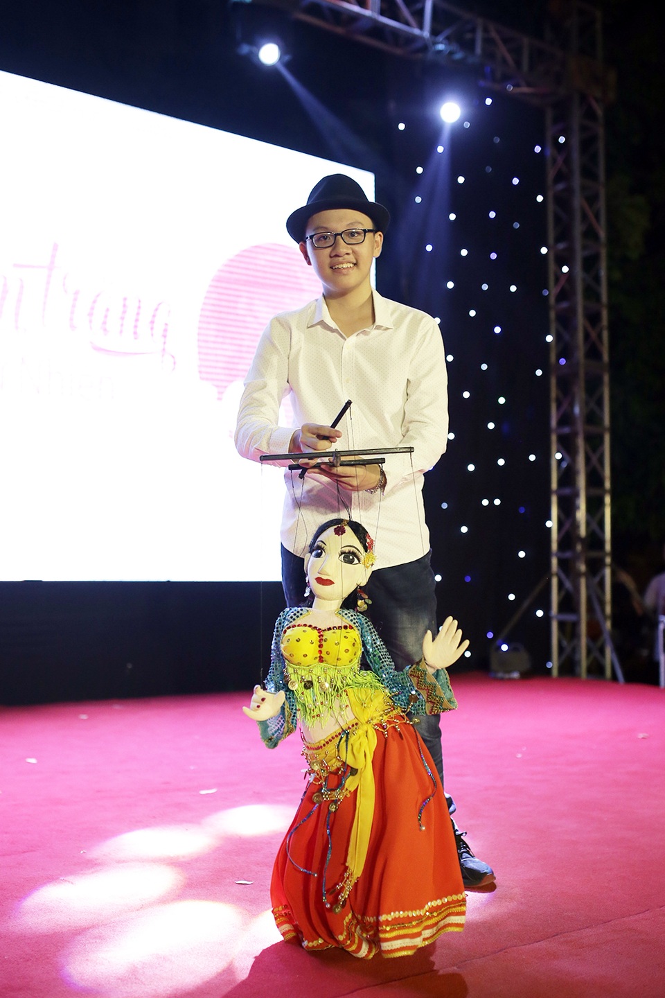 Độc đáo màn múa rối bellydance của nam sinh THPT chuyên ĐH Khoa học tự nhiên - 1 Độc đáo màn múa rối bellydance của nam sinh THPT chuyên ĐH Khoa học tự nhiên - 1