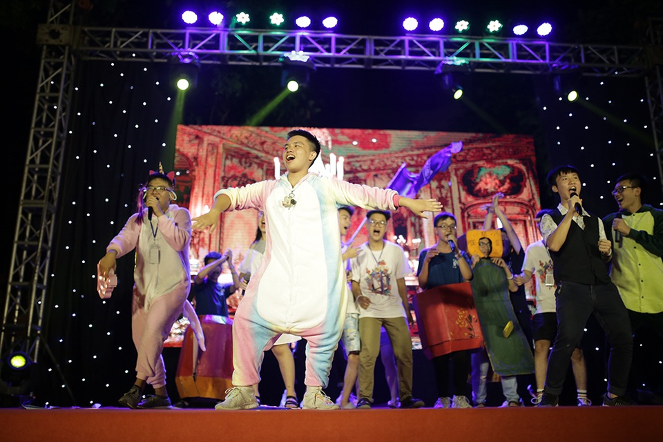 Độc đáo màn múa rối bellydance của nam sinh THPT chuyên ĐH Khoa học tự nhiên - 9 Độc đáo màn múa rối bellydance của nam sinh THPT chuyên ĐH Khoa học tự nhiên - 9