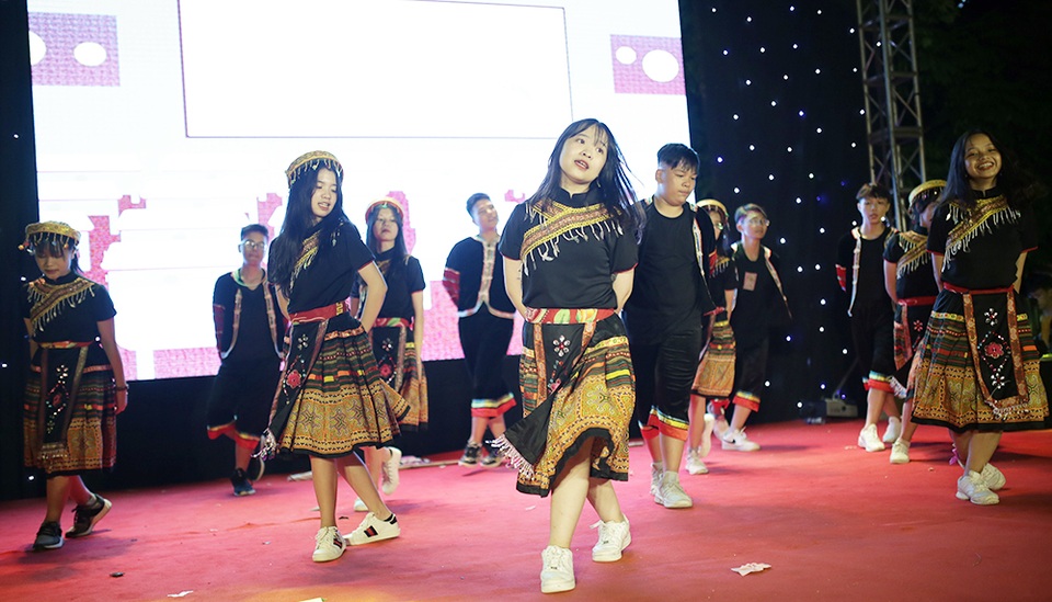 Độc đáo màn múa rối bellydance của nam sinh THPT chuyên ĐH Khoa học tự nhiên - 10 Độc đáo màn múa rối bellydance của nam sinh THPT chuyên ĐH Khoa học tự nhiên - 10