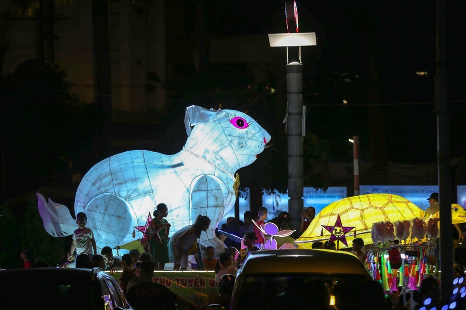 Mãn nhãn những mô hình đèn trung thu khổng lồ độc nhất vô nhị ở Tuyên Quang - 8 Mãn nhãn những mô hình đèn trung thu khổng lồ độc nhất vô nhị ở Tuyên Quang - 8