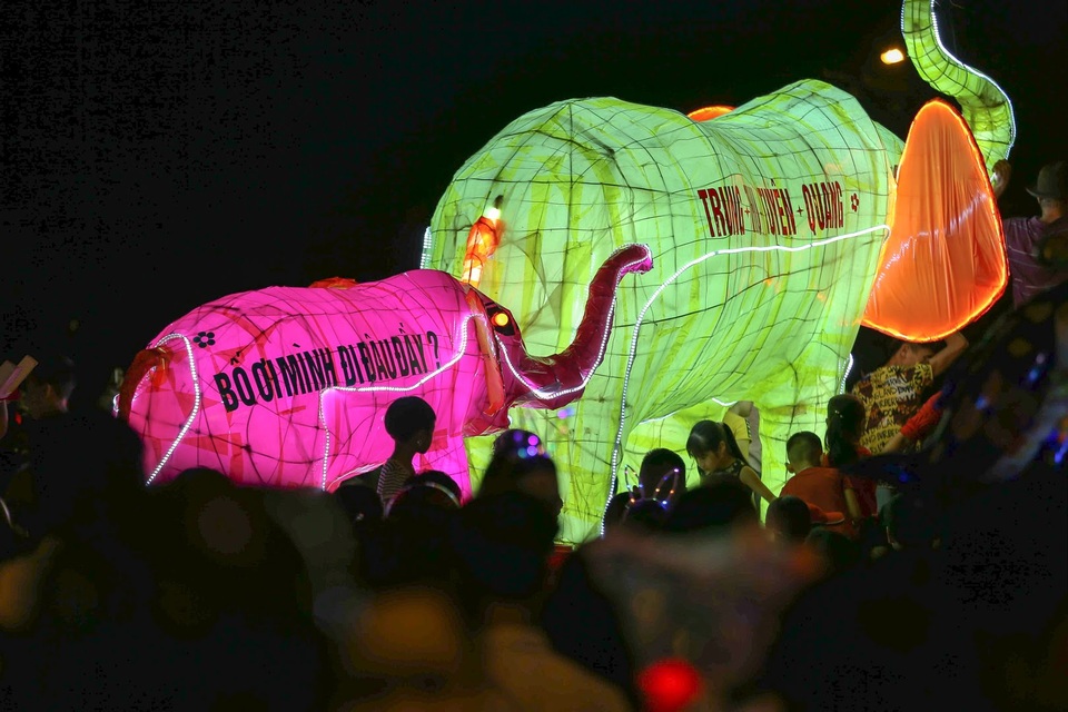 Mãn nhãn những mô hình đèn trung thu khổng lồ độc nhất vô nhị ở Tuyên Quang - 6 Mãn nhãn những mô hình đèn trung thu khổng lồ độc nhất vô nhị ở Tuyên Quang - 6