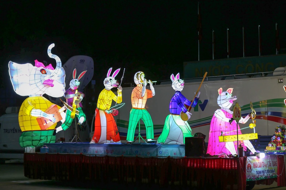 Mãn nhãn những mô hình đèn trung thu khổng lồ độc nhất vô nhị ở Tuyên Quang - 9 Mãn nhãn những mô hình đèn trung thu khổng lồ độc nhất vô nhị ở Tuyên Quang - 9