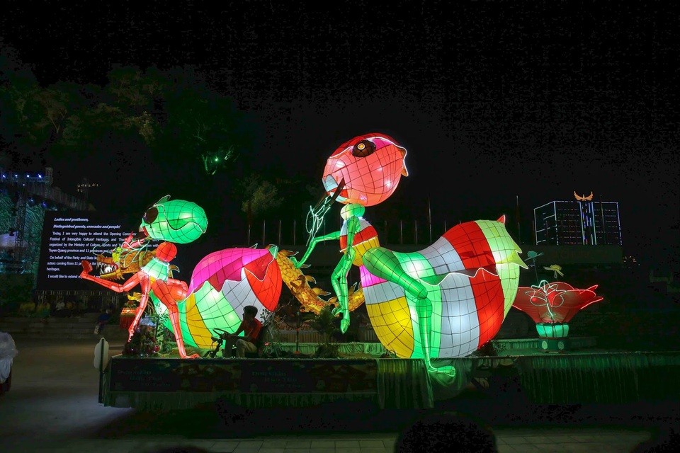 Mãn nhãn những mô hình đèn trung thu khổng lồ độc nhất vô nhị ở Tuyên Quang - 7 Mãn nhãn những mô hình đèn trung thu khổng lồ độc nhất vô nhị ở Tuyên Quang - 7