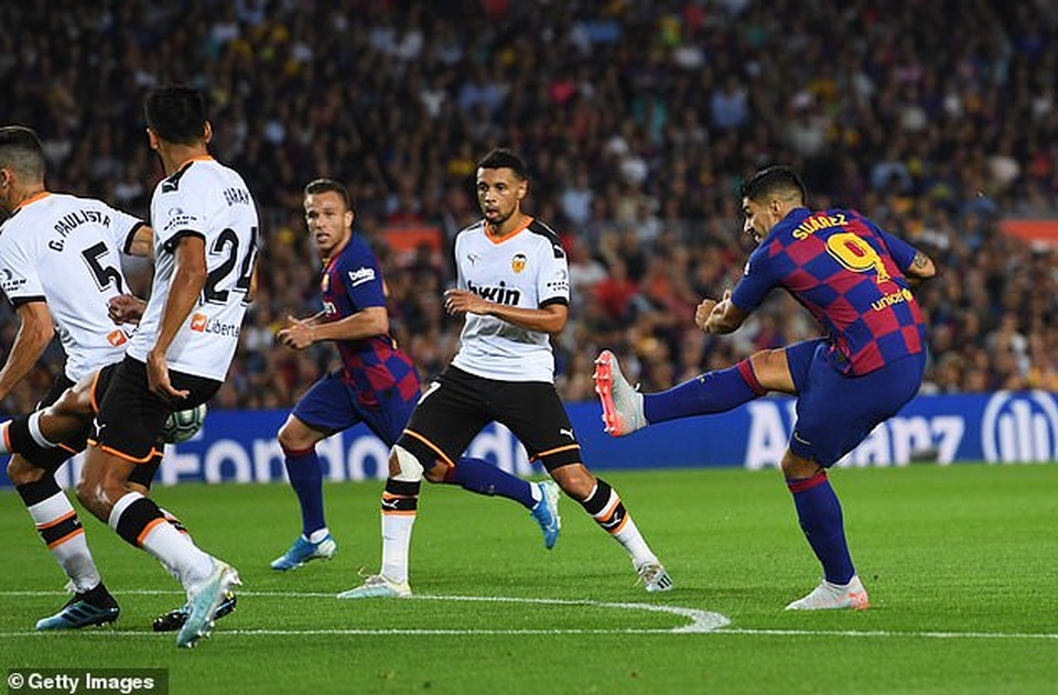 Barcelona 5-2 Valencia: Cú đúp của Luis Suarez - 8 Barcelona 5-2 Valencia: Cú đúp của Luis Suarez - 8