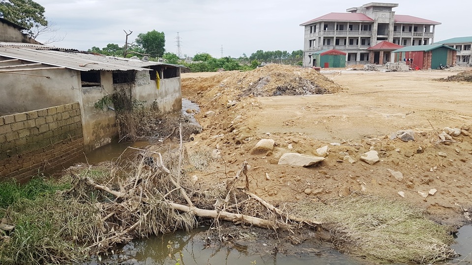 Công trình của Bộ Chỉ huy Quân sự tỉnh Thừa Thiên Huế gây ngập lụt đường sắt Bắc Nam! - 5 Công trình của Bộ Chỉ huy Quân sự tỉnh Thừa Thiên Huế gây ngập lụt đường sắt Bắc Nam! - 5