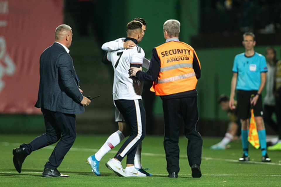 Cổ động viên bị phạt tiền vì xin chụp hình tự sướng cùng C.Ronaldo - 2 Cổ động viên bị phạt tiền vì xin chụp hình tự sướng cùng C.Ronaldo - 2
