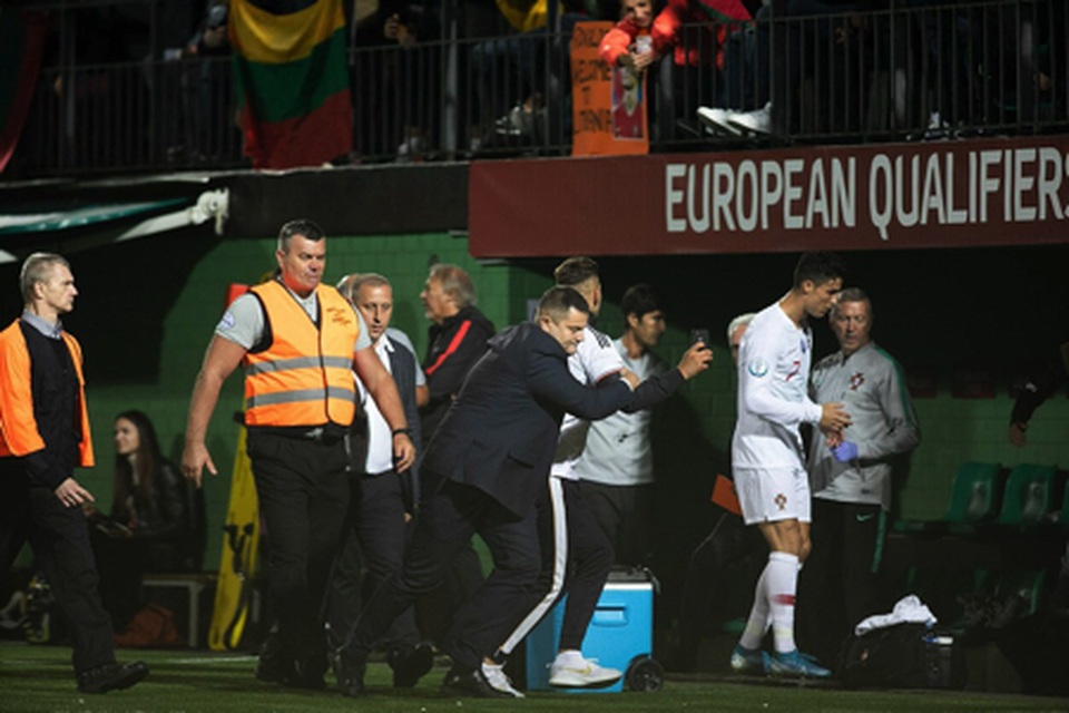 Cổ động viên bị phạt tiền vì xin chụp hình tự sướng cùng C.Ronaldo - 3 Cổ động viên bị phạt tiền vì xin chụp hình tự sướng cùng C.Ronaldo - 3
