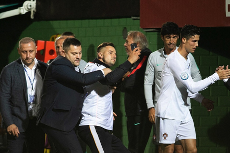 Cổ động viên bị phạt tiền vì xin chụp hình tự sướng cùng C.Ronaldo - 4 Cổ động viên bị phạt tiền vì xin chụp hình tự sướng cùng C.Ronaldo - 4