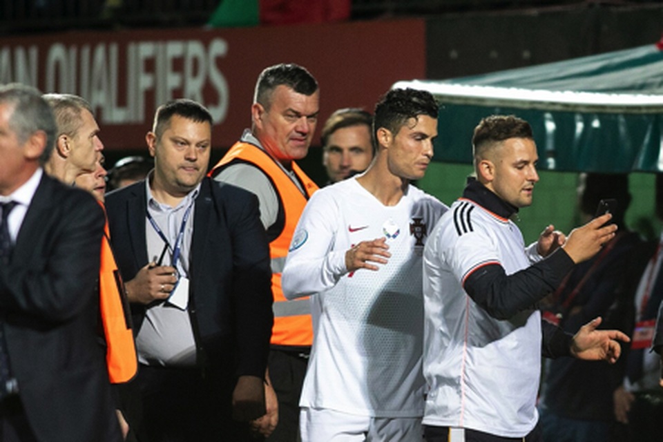 Cổ động viên bị phạt tiền vì xin chụp hình tự sướng cùng C.Ronaldo - 5 Cổ động viên bị phạt tiền vì xin chụp hình tự sướng cùng C.Ronaldo - 5
