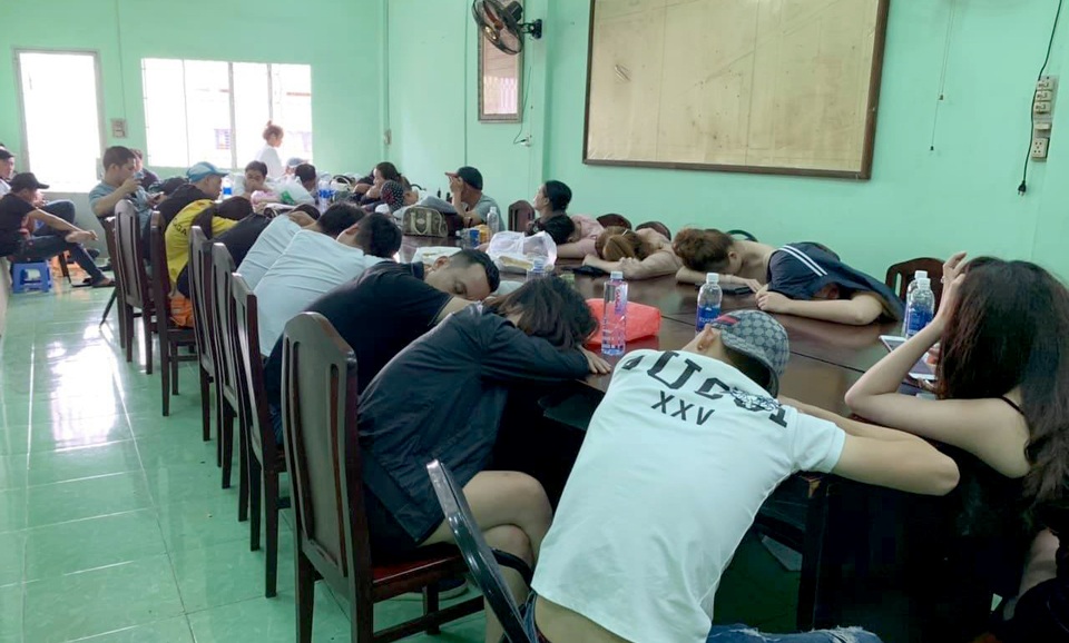 35 nam thanh nữ tú dương tính ma tuý trong quán bar - 2 35 nam thanh nữ tú dương tính ma tuý trong quán bar - 2