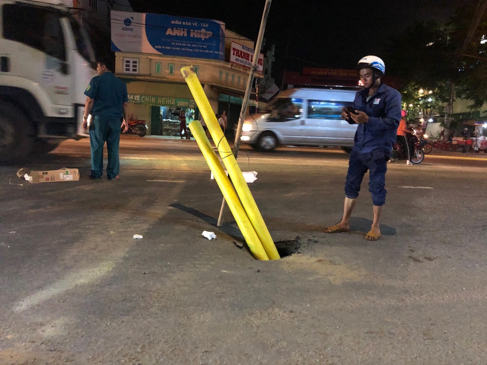 Xuất hiện hố sâu bất thường trên quốc lộ 1A - 1 Xuất hiện hố sâu bất thường trên quốc lộ 1A - 1