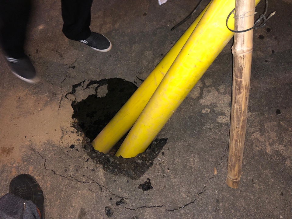 Xuất hiện hố sâu bất thường trên quốc lộ 1A - 4 Xuất hiện hố sâu bất thường trên quốc lộ 1A - 4