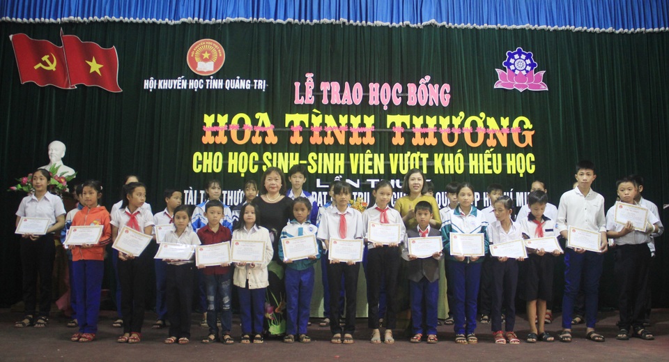 Quảng Trị: Trao 160 suất học bổng đến học sinh, sinh viên vượt khó hiếu học - 1 Quảng Trị: Trao 160 suất học bổng đến học sinh, sinh viên vượt khó hiếu học - 1