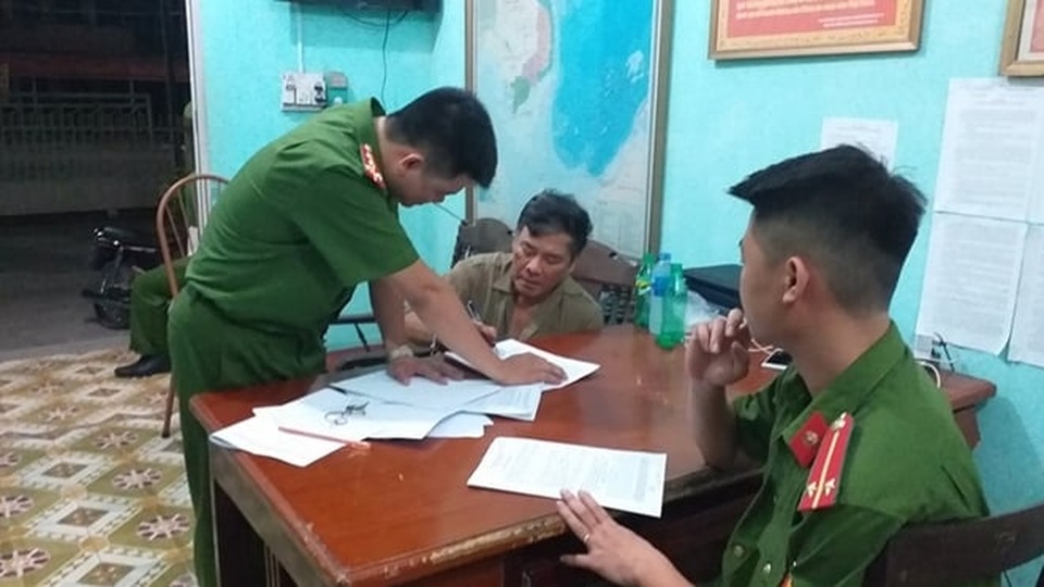 Người mang súng, dao sang truy sát cả nhà em gái là phó giám đốc nghỉ hưu - 1 Người mang súng, dao sang truy sát cả nhà em gái là phó giám đốc nghỉ hưu - 1