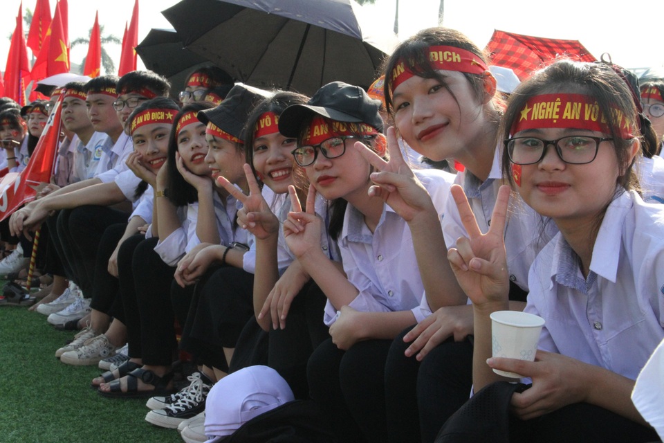 Biển người vỡ òa khi vòng nguyệt quế Olympia lần đầu về với xứ Nghệ - 2 Biển người vỡ òa khi vòng nguyệt quế Olympia lần đầu về với xứ Nghệ - 2
