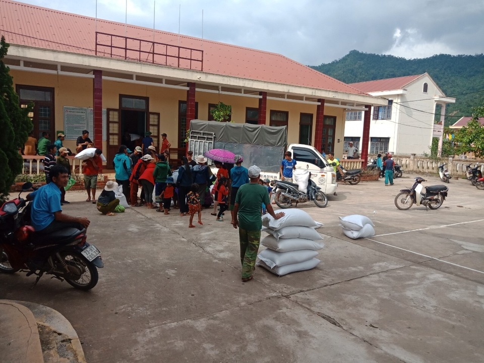 Phân bổ 1.000 tấn gạo cho người dân vùng lũ - 1