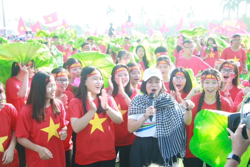 Biển người vỡ òa khi vòng nguyệt quế Olympia lần đầu về với xứ Nghệ - 9 Biển người vỡ òa khi vòng nguyệt quế Olympia lần đầu về với xứ Nghệ - 9