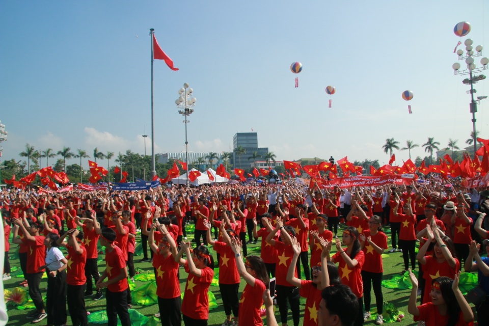 Biển người vỡ òa khi vòng nguyệt quế Olympia lần đầu về với xứ Nghệ - 1 Biển người vỡ òa khi vòng nguyệt quế Olympia lần đầu về với xứ Nghệ - 1