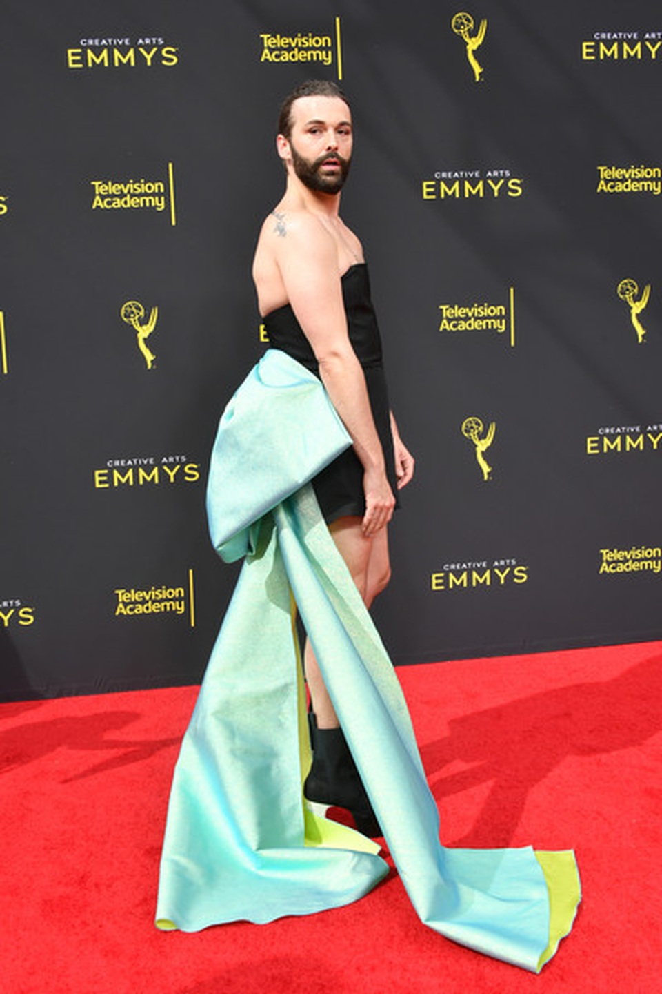 Jonathan Van Ness mặc váy dự sự kiện - 1 Jonathan Van Ness mặc váy dự sự kiện - 1