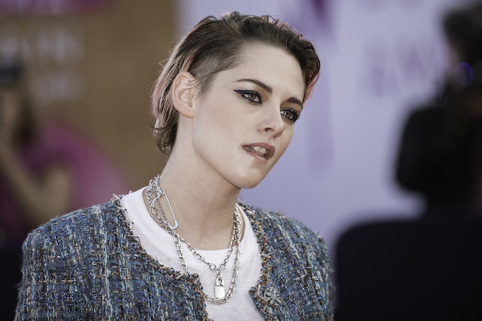 Kristen Stewart nam tính xuất hiện tại Pháp - 3 Kristen Stewart nam tính xuất hiện tại Pháp - 3