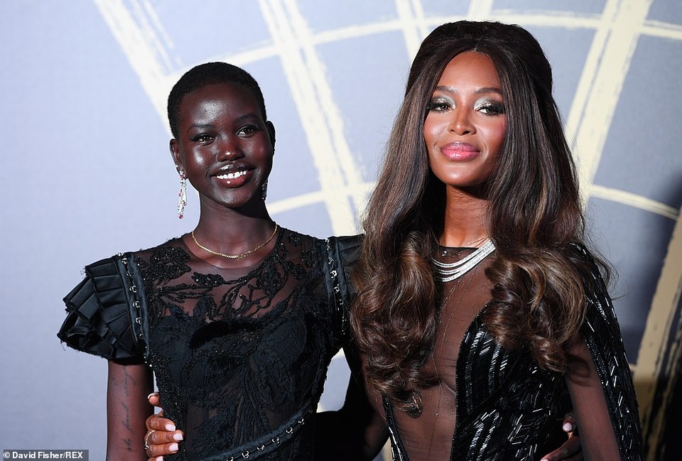 Choáng váng với váy hở bạo của Naomi Campbell - 7