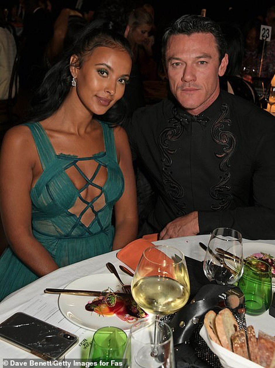 Choáng váng với váy hở bạo của Naomi Campbell - 17