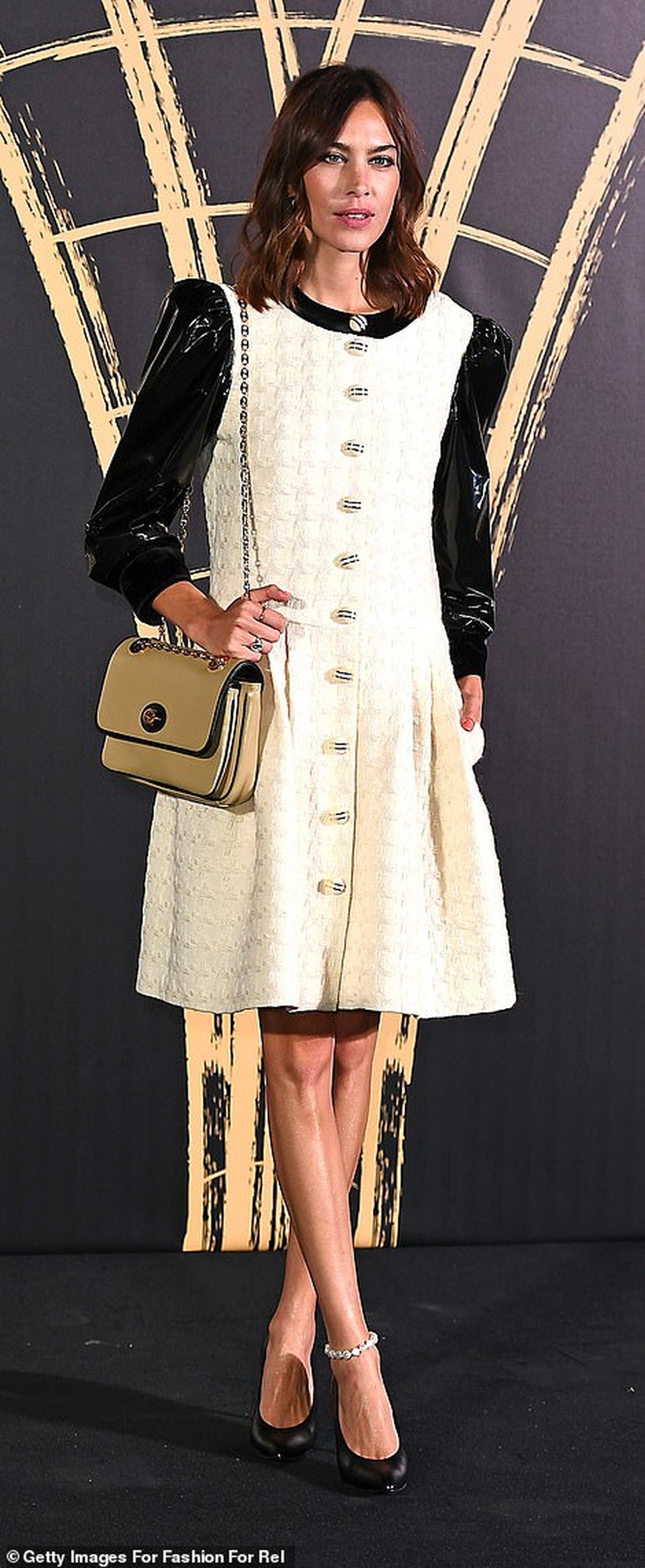 Choáng váng với váy hở bạo của Naomi Campbell - 23