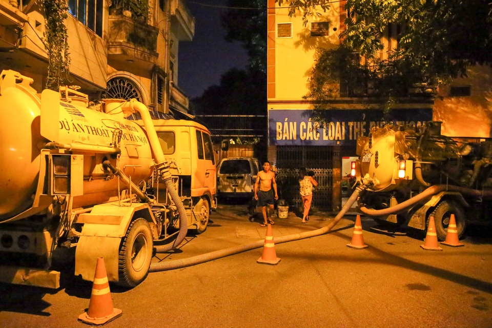 Xuyên đêm nạo vét bùn quanh nhà máy Rạng Đông - 1 Xuyên đêm nạo vét bùn quanh nhà máy Rạng Đông - 1