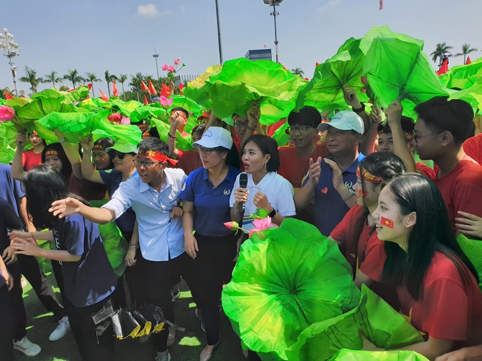 Biển người vỡ òa khi vòng nguyệt quế Olympia lần đầu về với xứ Nghệ - 4 Biển người vỡ òa khi vòng nguyệt quế Olympia lần đầu về với xứ Nghệ - 4