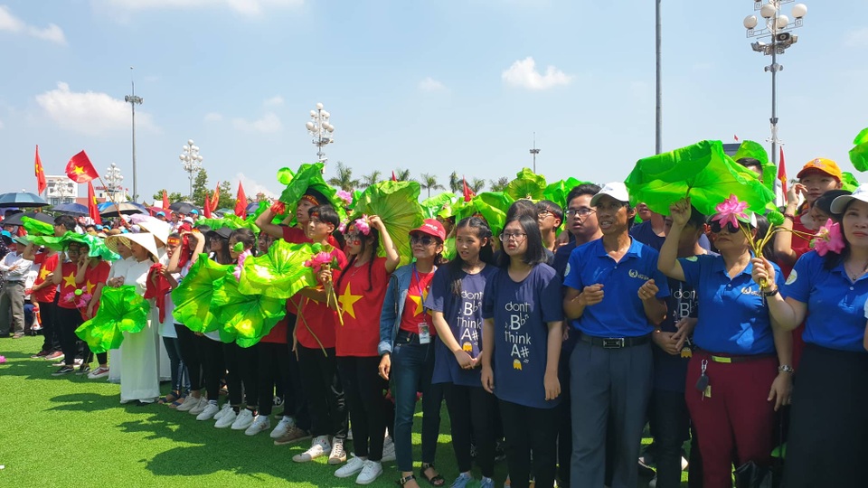 Biển người vỡ òa khi vòng nguyệt quế Olympia lần đầu về với xứ Nghệ - 5 Biển người vỡ òa khi vòng nguyệt quế Olympia lần đầu về với xứ Nghệ - 5