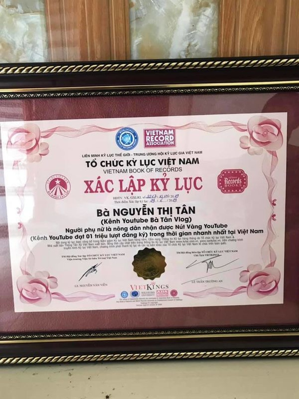 Bà Tân Vlog có thể kiếm 400 triệu đồng/tháng, hai con trai cũng là Youtuber thì sao? - 2 Bà Tân Vlog có thể kiếm 400 triệu đồng/tháng, hai con trai cũng là Youtuber thì sao? - 2
