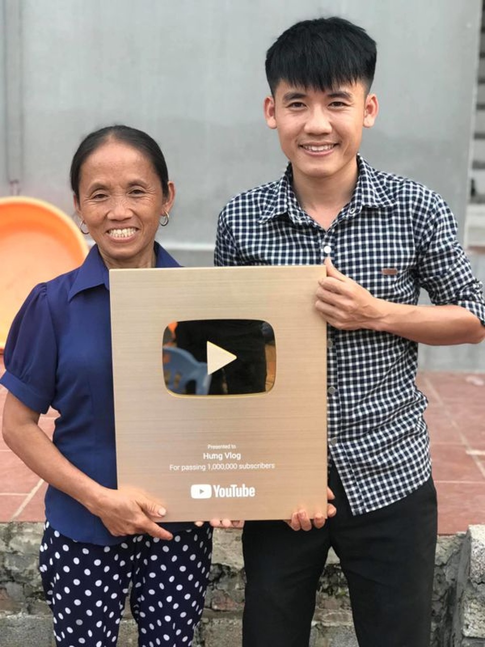 Bà Tân Vlog có thể kiếm 400 triệu đồng/tháng, hai con trai cũng là Youtuber thì sao? - 3 Bà Tân Vlog có thể kiếm 400 triệu đồng/tháng, hai con trai cũng là Youtuber thì sao? - 3
