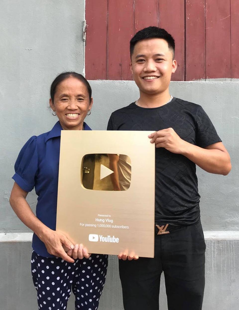 Bà Tân Vlog có thể kiếm 400 triệu đồng/tháng, hai con trai cũng là Youtuber thì sao? - 4 Bà Tân Vlog có thể kiếm 400 triệu đồng/tháng, hai con trai cũng là Youtuber thì sao? - 4