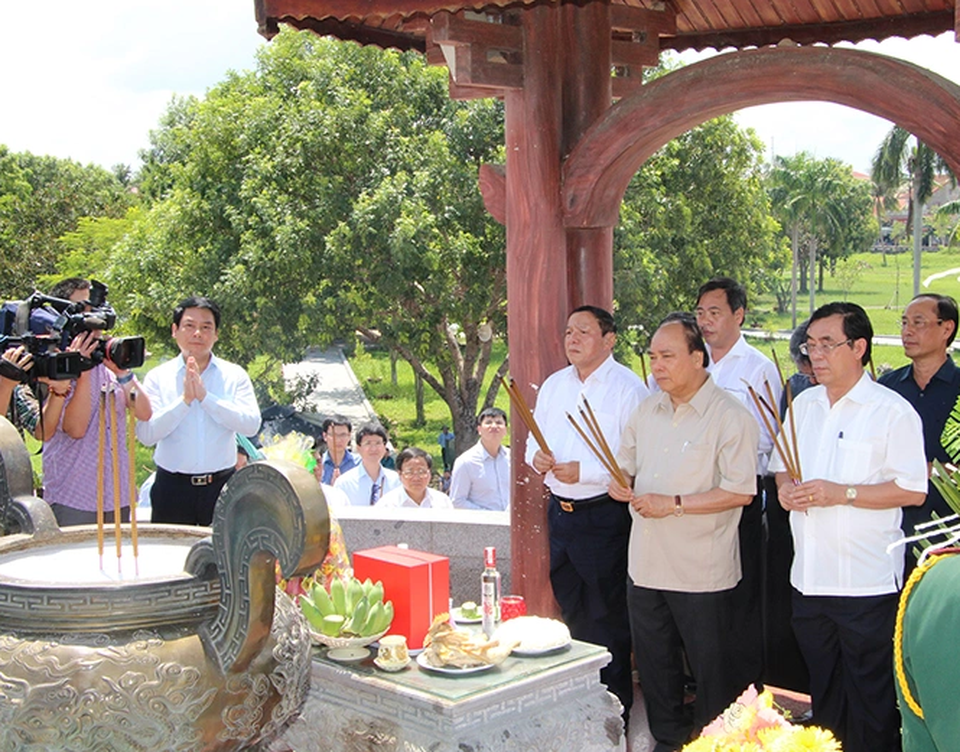 Thủ tướng dâng hương tri ân các liệt sĩ tại Thành cổ Quảng Trị - 1 Thủ tướng dâng hương tri ân các liệt sĩ tại Thành cổ Quảng Trị - 1