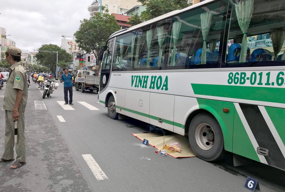 Xe khách cán chết cụ bà nhặt ve chai ở Sài Gòn - 1 Xe khách cán chết cụ bà nhặt ve chai ở Sài Gòn - 1