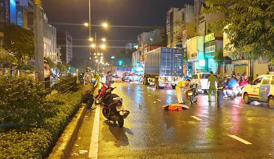 Xe khách cán chết cụ bà nhặt ve chai ở Sài Gòn - 2 Xe khách cán chết cụ bà nhặt ve chai ở Sài Gòn - 2