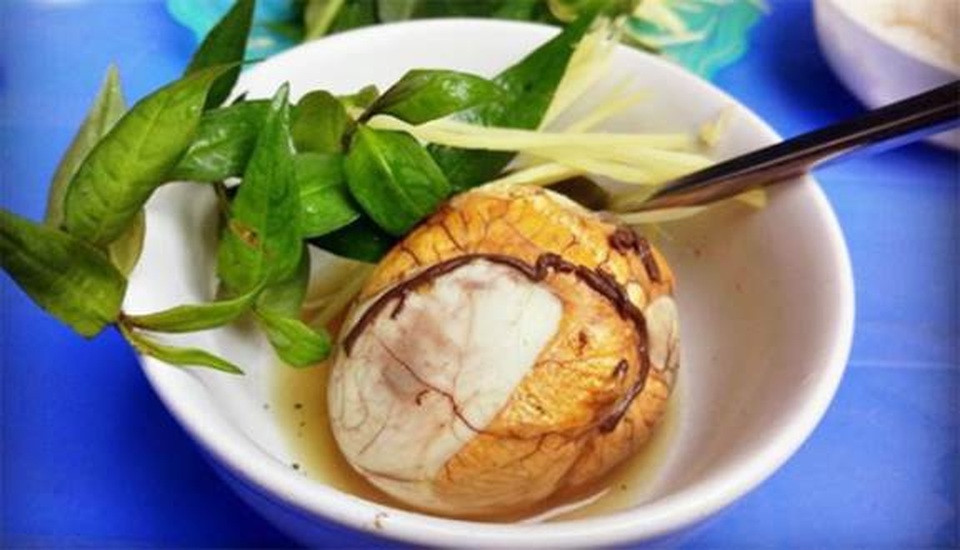 Khách Mỹ nôn nao khi lần đầu tiên ăn thử trứng vịt lộn - 1 Khách Mỹ nôn nao khi lần đầu tiên ăn thử trứng vịt lộn - 1