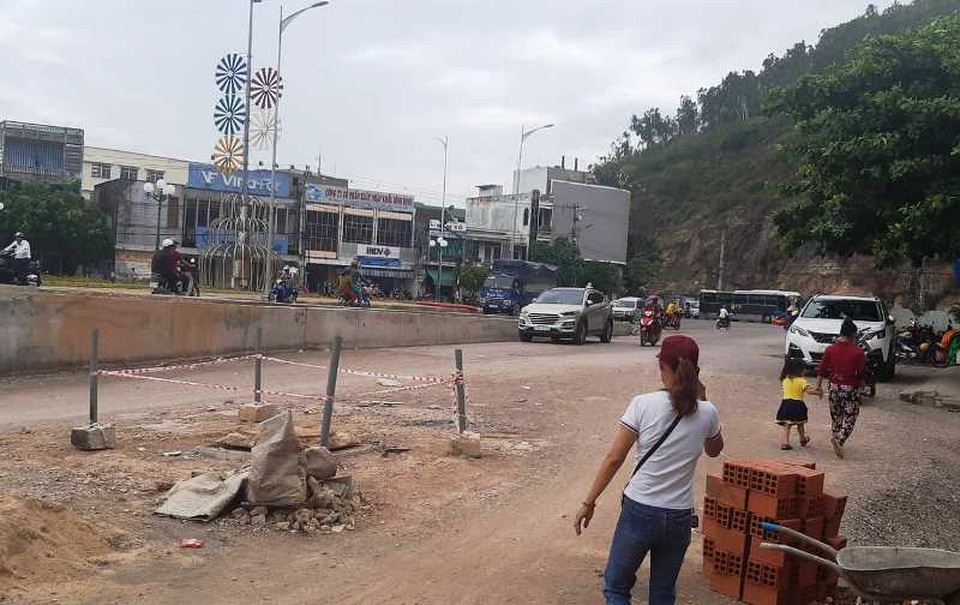 Thợ hồ giải cứu cháu bé 4 tuổi rơi xuống hố ga, bị cuốn trôi dưới cống - 1 Thợ hồ giải cứu cháu bé 4 tuổi rơi xuống hố ga, bị cuốn trôi dưới cống - 1