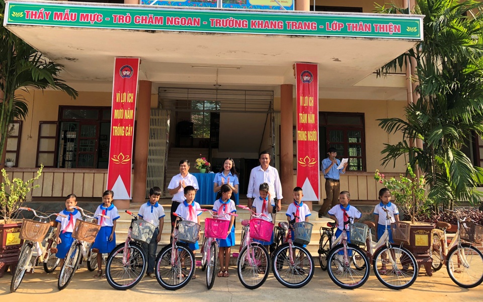 Tỉnh đoàn Quảng Bình trao xe đạp tiếp sức học sinh nghèo đến trường - 2 Tỉnh đoàn Quảng Bình trao xe đạp tiếp sức học sinh nghèo đến trường - 2