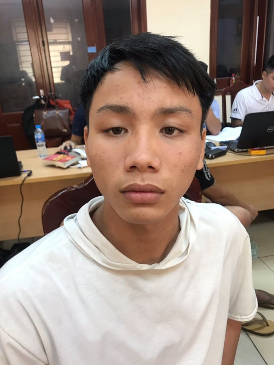 Vụ bắn pháo sáng trên sân Hàng Đẫy: Xác định danh tính 2 nghi phạm - 2 Vụ bắn pháo sáng trên sân Hàng Đẫy: Xác định danh tính 2 nghi phạm - 2