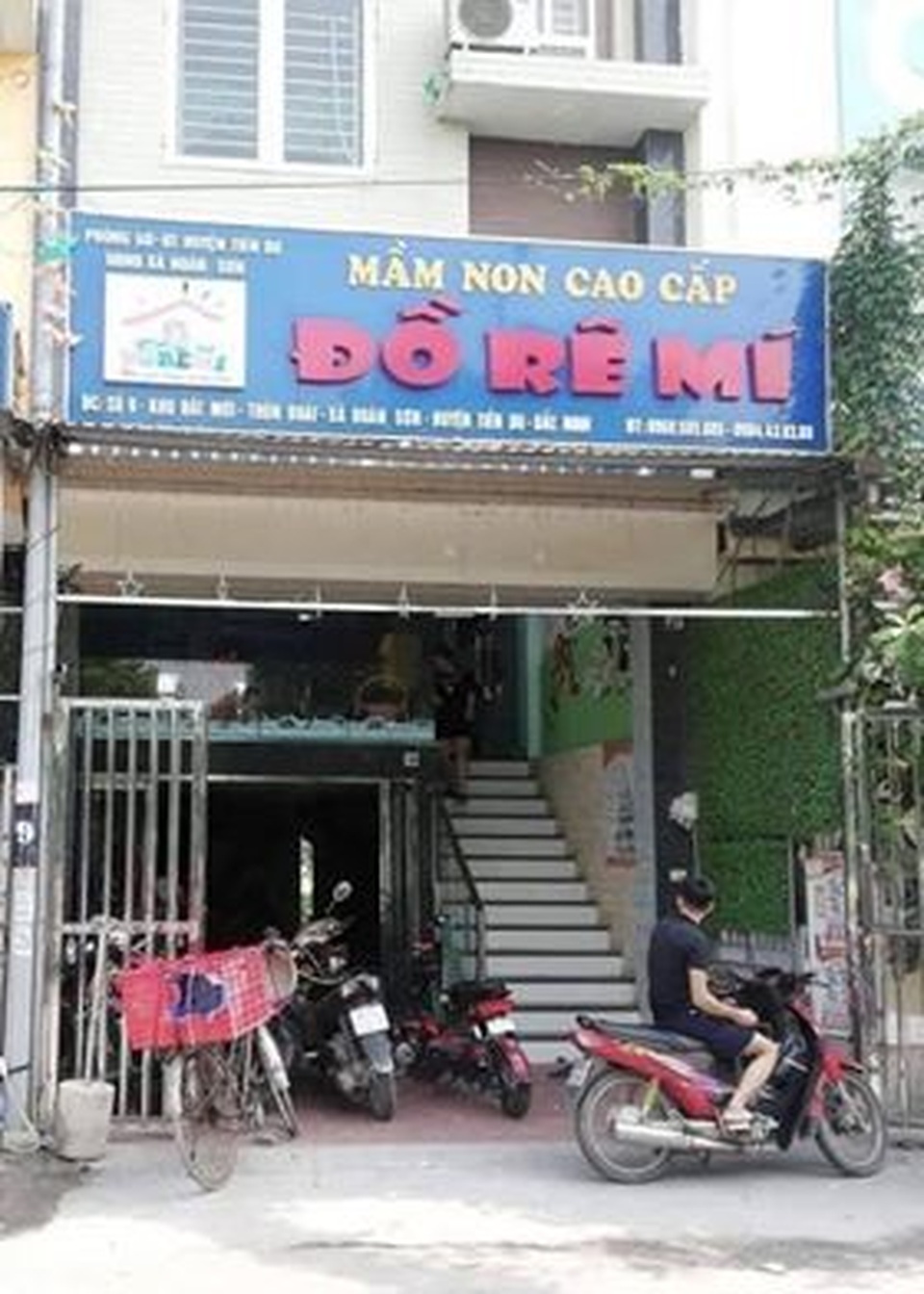 Cháu bé 3 tuổi bị bỏ quên trên xe đưa đón như thế nào? - 1 Cháu bé 3 tuổi bị bỏ quên trên xe đưa đón như thế nào? - 1