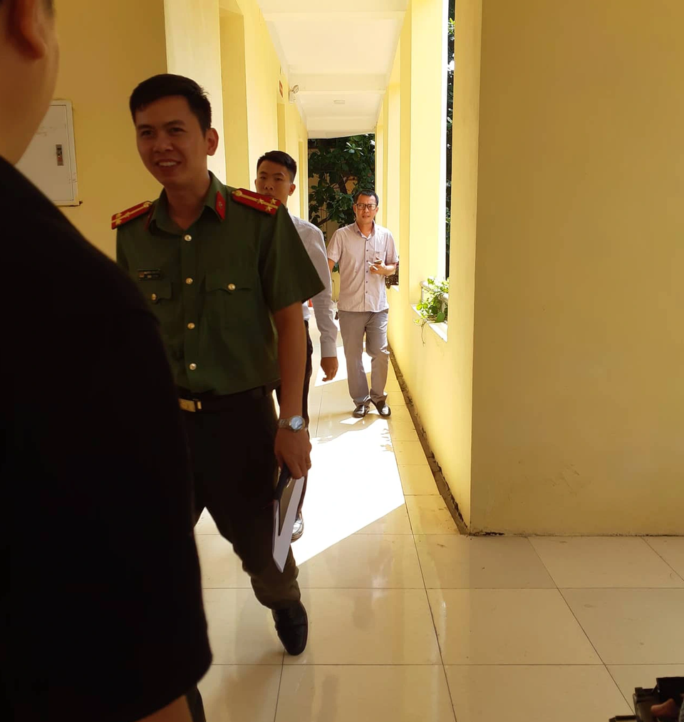 Vụ bé 3 tuổi nghi bị bỏ quên trên xe đưa đón: Tạm đình chỉ cơ sở giáo dục - 2 Vụ bé 3 tuổi nghi bị bỏ quên trên xe đưa đón: Tạm đình chỉ cơ sở giáo dục - 2