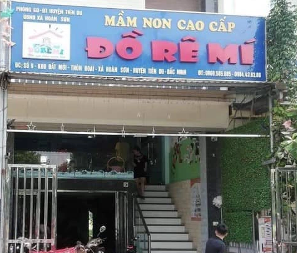Vụ bé 3 tuổi nghi bị bỏ quên trên xe đưa đón: Tạm đình chỉ cơ sở giáo dục - 1 Vụ bé 3 tuổi nghi bị bỏ quên trên xe đưa đón: Tạm đình chỉ cơ sở giáo dục - 1