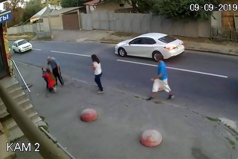 Bị ôtô đâm trúng, bé trai thoát chết kỳ diệu nhờ ba lô đi học - 3