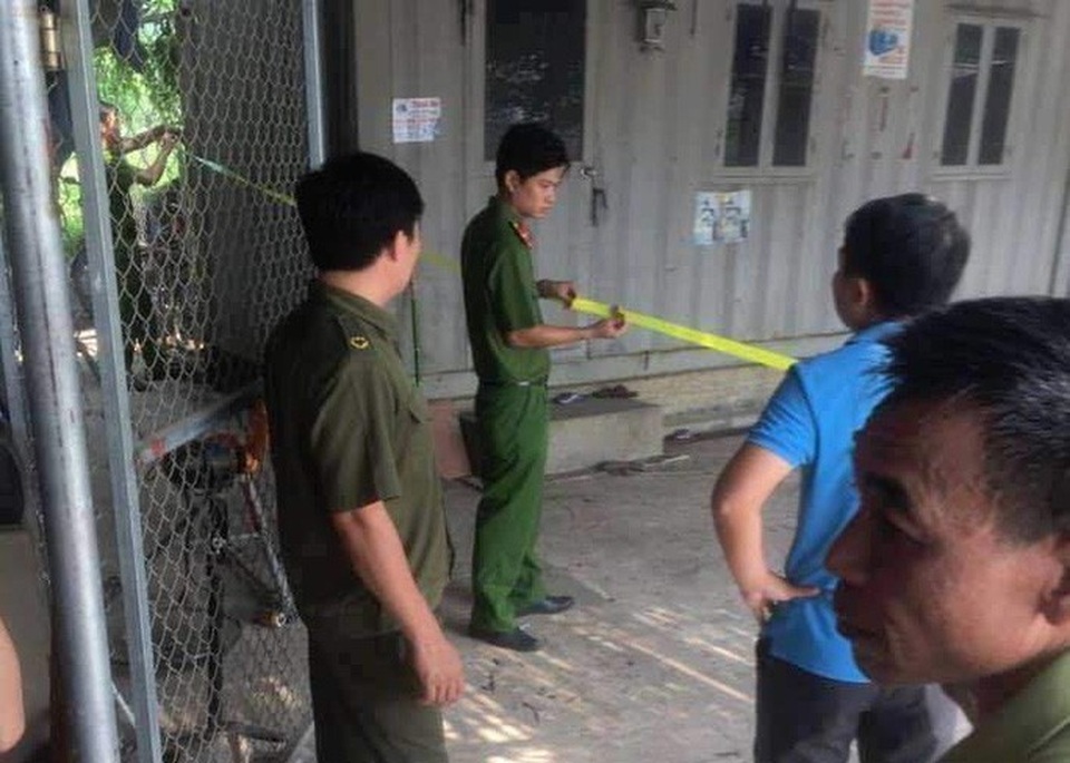 Chồng tẩm xăng đốt mình và vợ trong thùng container, cả 2 tử vong - 1 Chồng tẩm xăng đốt mình và vợ trong thùng container, cả 2 tử vong - 1