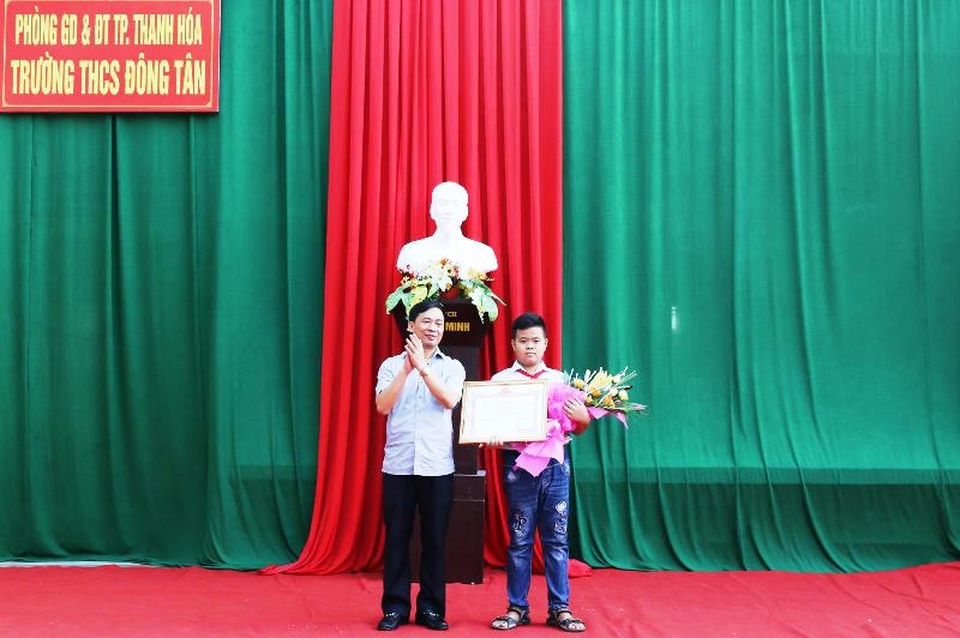Tặng bằng khen cho học sinh lớp 7 trả lại hơn 70 triệu đồng nhặt được - 3 Tặng bằng khen cho học sinh lớp 7 trả lại hơn 70 triệu đồng nhặt được - 3